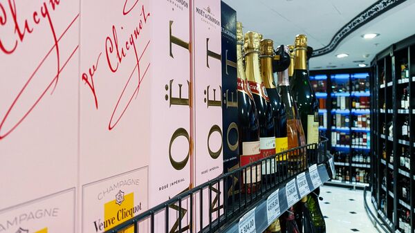 Продукция французской компании-производителя премиальных алкогольных напитков Moet Hennessy на полке в одном из магазинов в Москве