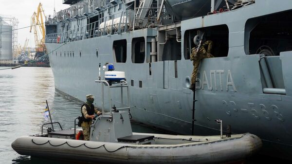 Моряки высаживаются на корабль Военно-морских сил Украины Балта на первом этапе морской фазы военных учений Sea Breeze-2021