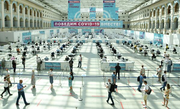 Посетители и медицинские сотрудники в центре вакцинации от COVID-19 в Гостином дворе в Москве