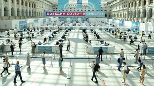 Посетители и медицинские сотрудники в центре вакцинации от COVID-19 в Гостином дворе в Москве