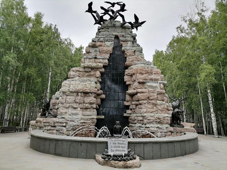 Фонтан и скульптура в Ханты-Мансийске