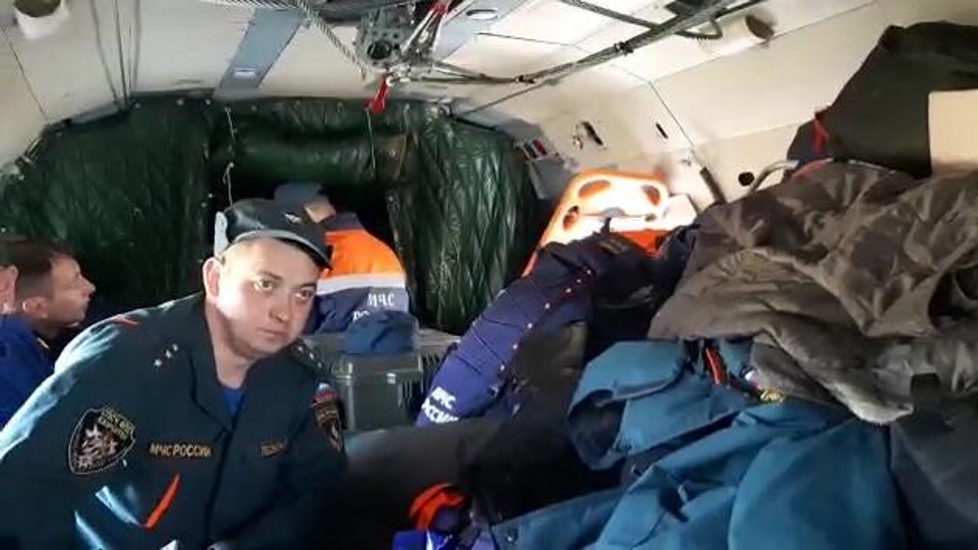 Сотрудники спасательной службы МЧС РФ на борту вертолета Ми-8МТВ-1 во время поисков самолета Ан-26 на Камчатке. Стоп-кадр видео - РИА Новости, 1920, 06.07.2021