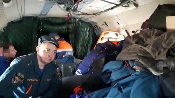 Сотрудники спасательной службы МЧС РФ на борту вертолета Ми-8МТВ-1 во время поисков самолета Ан-26 на Камчатке. Стоп-кадр видео