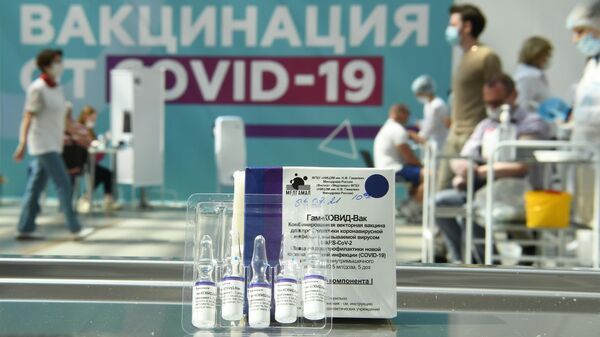 Российский препарат от коронавирусной инфекции Гам-Ковид-Вак (Спутник V) в центре вакцинации от COVID-19 в Гостином дворе в Москве