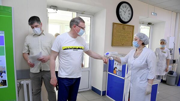Омский губернатор проверил организацию вакцинации населения в больницах
