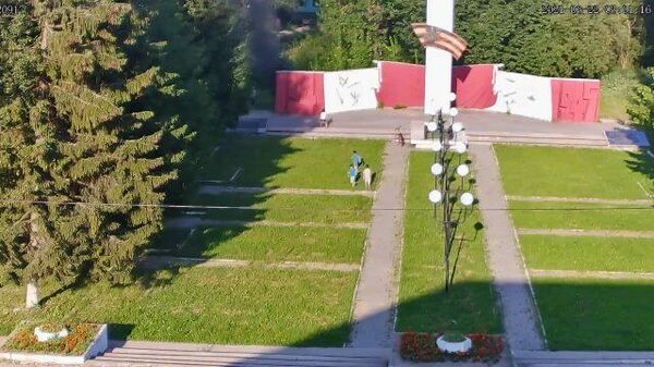 Подростки подожгли памятник Победы в Подмосковье. Кадры инцидента