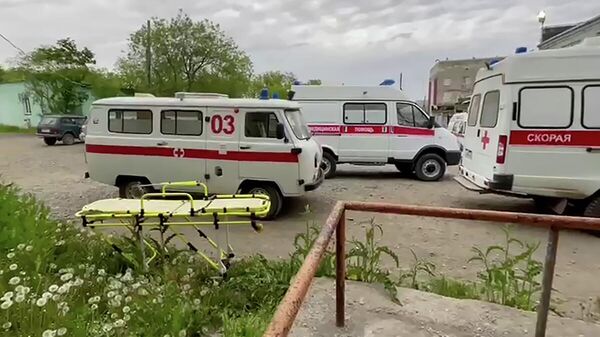 Автомобили скорой медицинской помощи возле здания окружной больницы в поселке Палана в Камчатском крае