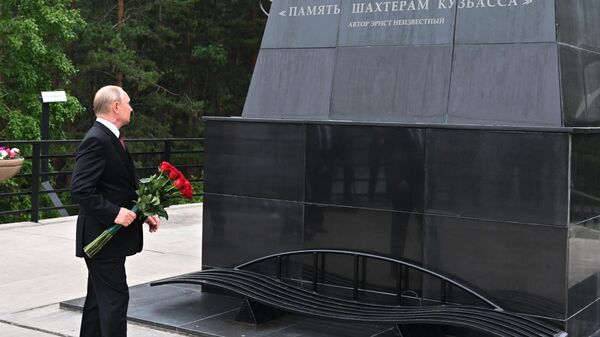 Президент РФ Владимир Путин на церемонии возложения цветов к монументу Память шахтерам в Кемерово