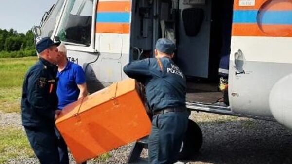 Сотрудники спасательной службы МЧС РФ, доставленные на вертолете Ми-8МТВ-1 на поиски самолета Ан-26