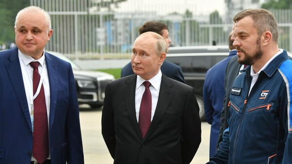 Президент РФ Владимир Путин осматривает площадку строительства культурно-образовательного комплекса Сибирского кластера искусств в Кемерово