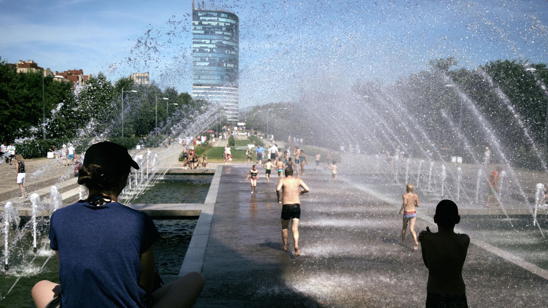 Горожане бегают под струями фонтана-шутихи в парке 300-летия Санкт-Петербурга - РИА Новости, 1920, 12.07.2021
