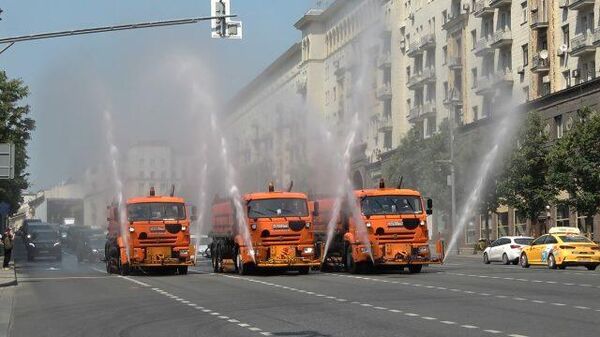 Промывка улиц Москвы в жаркие дни