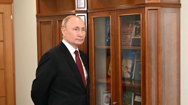 Президент РФ Владимир Путин перед началом встречи с губернатором Кемеровской области Сергеем Цивилевым