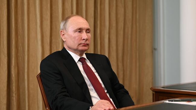 Президент РФ Владимир Путин во время встречи в Кемерово с губернатором Кемеровской области Сергеем Цивилевым