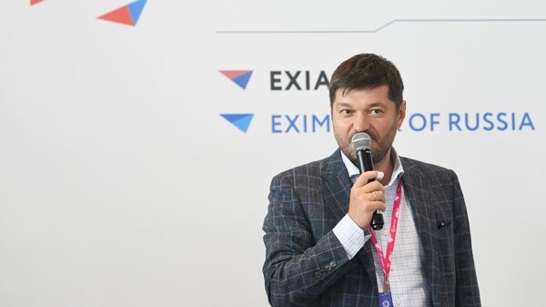 Вице-президент АО ЭКСАР Максим Кобин выступает у стенда Российского экспортного центра на Международной промышленной выставке Иннопром-2021 в Екатеринбурге