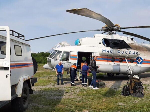 Сотрудники спасательной службы МЧС РФ, доставленные на вертолёте Ми-8МТВ-1 на поиски самолета Ан-26,