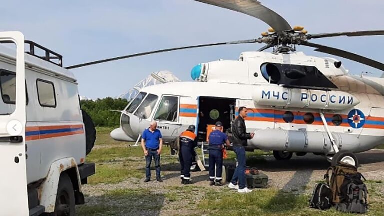 Сотрудники спасательной службы МЧС РФ, доставленные на вертолёте Ми-8МТВ-1 на поиски самолета Ан-26, Сотрудники спасательной службы МЧС РФ, доставленные на вертолёте Ми-8МТВ-1 на поиски самолета Ан-26,