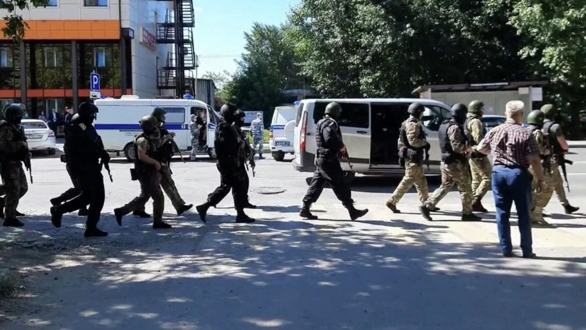 Сотрудники правоохранительных органов возле отделения Сбербанка в Тюмени. Кадр из видео очевидца - РИА Новости, 1920, 07.07.2021