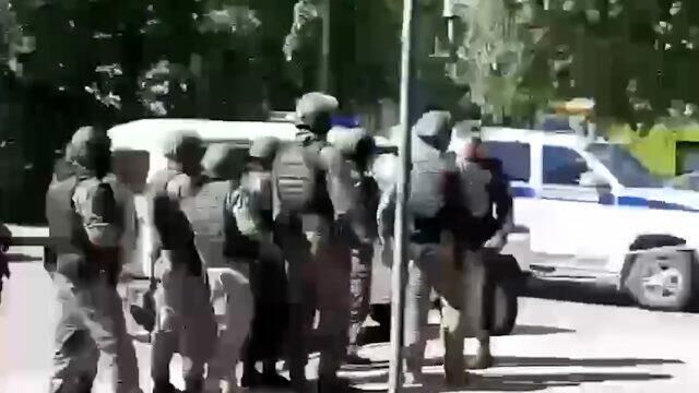 Тюмень: кадры с места захвата в заложники сотрудников Сбербанка - РИА Новости, 1920, 07.07.2021