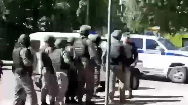 Тюмень: кадры с места захвата в заложники сотрудников Сбербанка