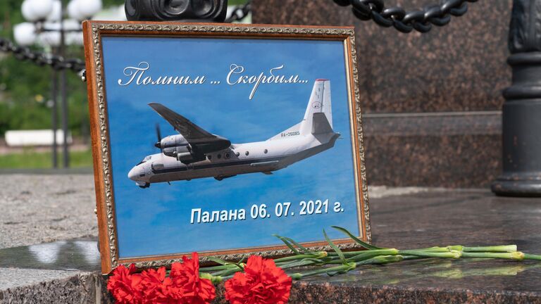 Стихийный мемориал на ступенях стелы Город воинской славы в центре Петропавловска-Камчатского Стихийный мемориал на ступенях стелы Город воинской славы в центре Петропавловска-Камчатского