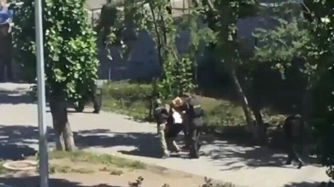 Кадры задержания мужчины, захватившего заложников в Тюмени