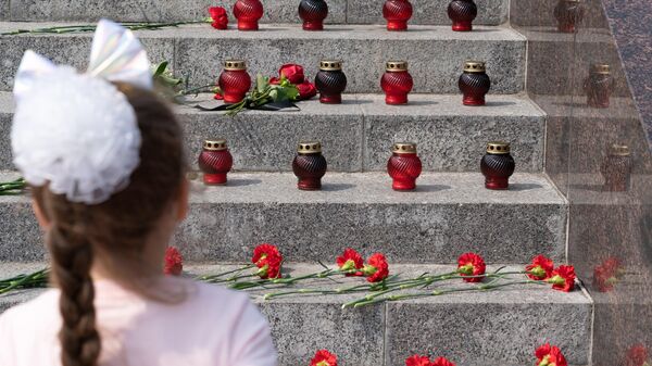 Стихийный мемориал на ступенях стелы Город воинской славы в центре Петропавловска-Камчатского