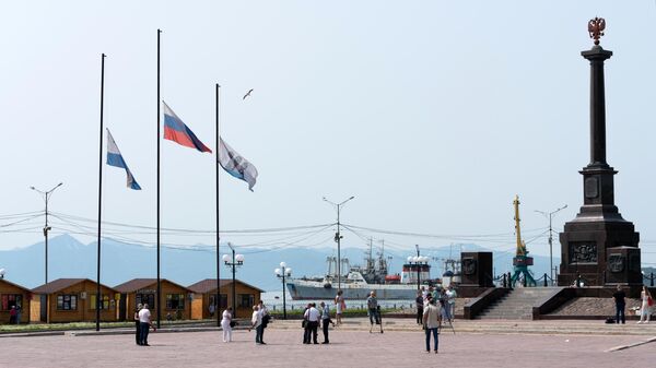 В Петропавловске-Камчатском приспущены государственные флаги Российской Федерации, флаги Камчатского края и Петропавловска-Камчатского городского округа, отменены развлекательные мероприятия.