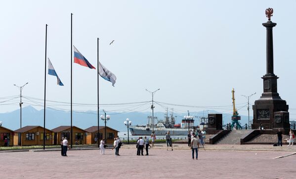 В Петропавловске-Камчатском приспущены государственные флаги Российской Федерации, флаги Камчатского края и Петропавловска-Камчатского городского округа, отменены развлекательные мероприятия.