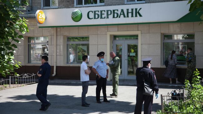 Сотрудники полиции у отделения Сбербанка в Тюмени