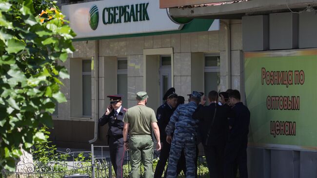 Сотрудники полиции у отделения Сбербанка в Тюмени, где мужчина захватил заложников
