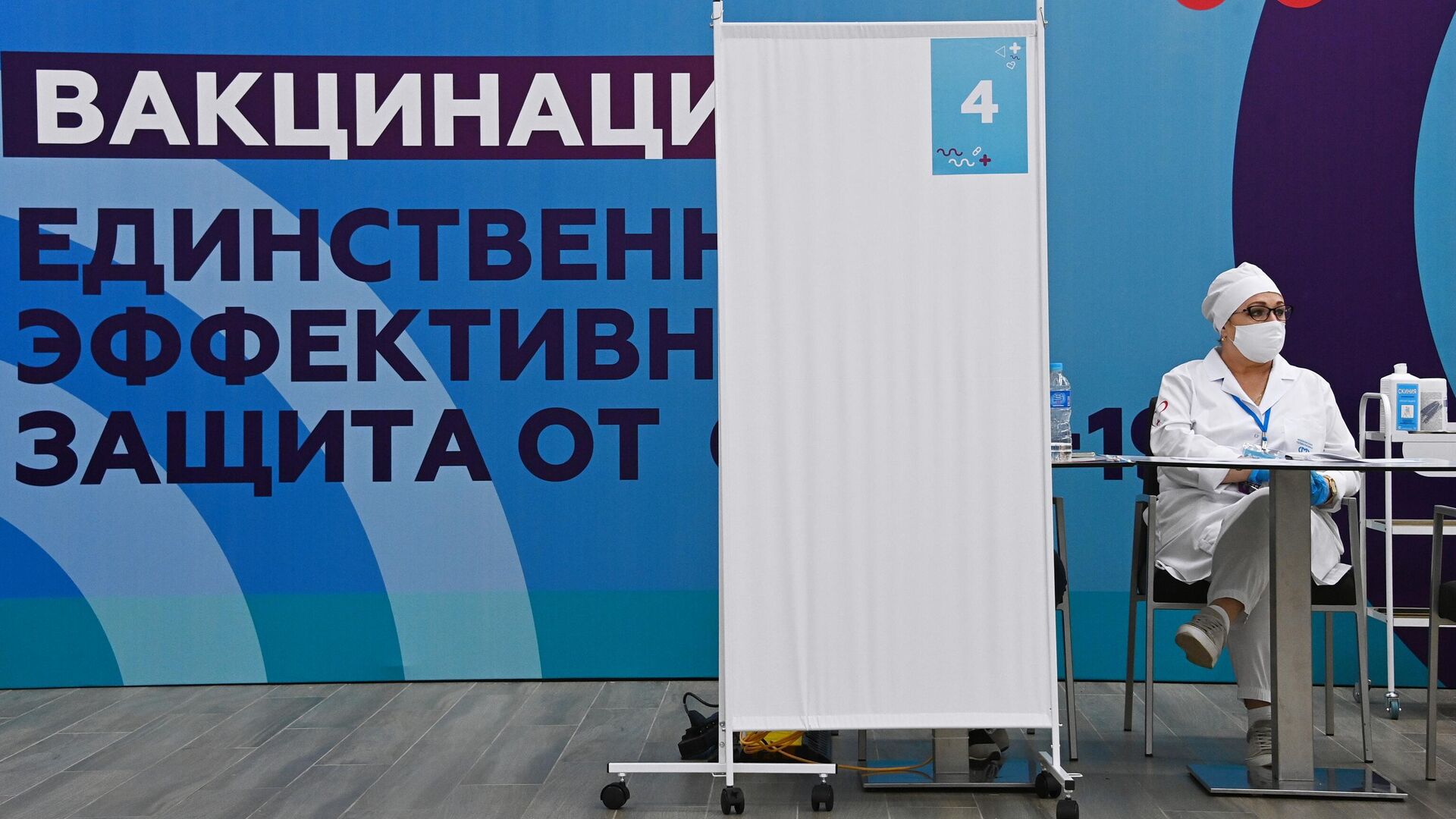 Медицинский сотрудник в центре вакцинации от COVID-19 на стадионе Лужники в Москве Медицинский сотрудник в центре вакцинации от COVID-19 на стадионе Лужники в Москве - РИА Новости, 1920, 17.07.2021