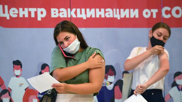 Девушки в пункте вакцинации от коронавируса в ТК Заневский каскад в Санкт-Петербурге