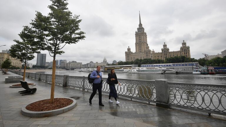 Прохожие на Краснопресненской набережной в Москве