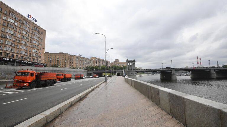 Смоленская набережная в Москве