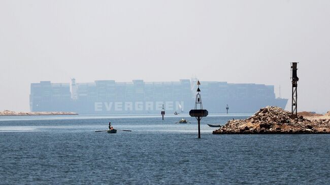 Контейнеровоз Ever Given покидает Суэцкий канал