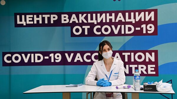 Медицинский сотрудник в центре вакцинации от COVID-19 на стадионе Лужники в Москве