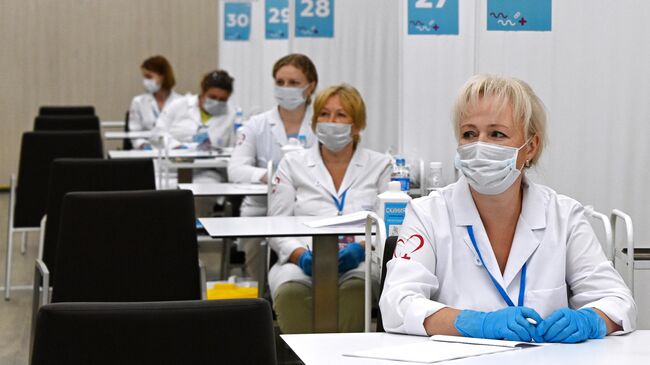 Медицинские сотрудники в центре вакцинации от COVID-19 на стадионе Лужники в Москве