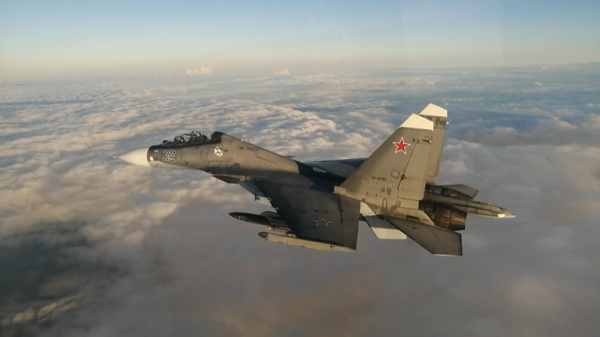 Истребители Су-30 сопроводили американский Boeing над Черным морем. Кадры Минобороны РФ