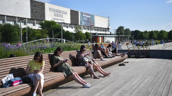 Отдыхающие в парке Музеон на Крымской набережной в Москве