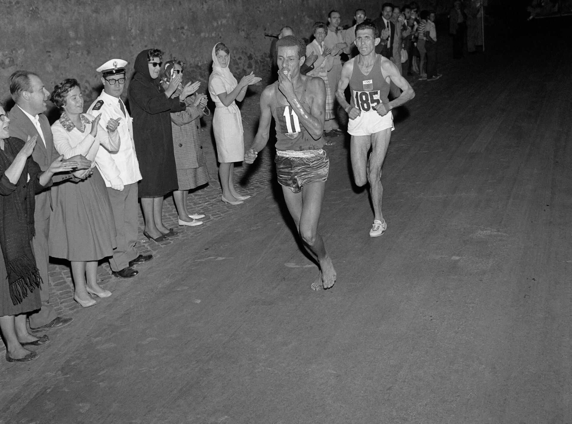 Чемпион Олимпийских игр 1960 года Абеле Бикила (на переднем плане) - РИА Новости, 1920, 07.07.2021