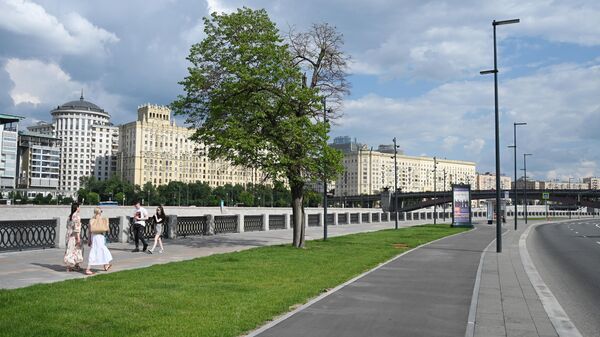 Люди гуляют на набережной Тараса Шевченко в Москве
