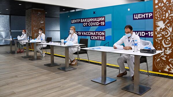 Медицинские сотрудники в центре вакцинации от COVID-19 на стадионе Лужники в Москве