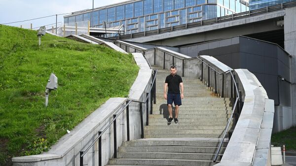 Мужчина спускается по лестнице возле БЦ Президент Плаза в Москве