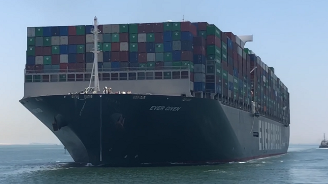 Контейнеровоз Ever Given покидает место стоянки в Суэцком канале  Контейнеровоз Ever Given покидает место стоянки в Суэцком канале