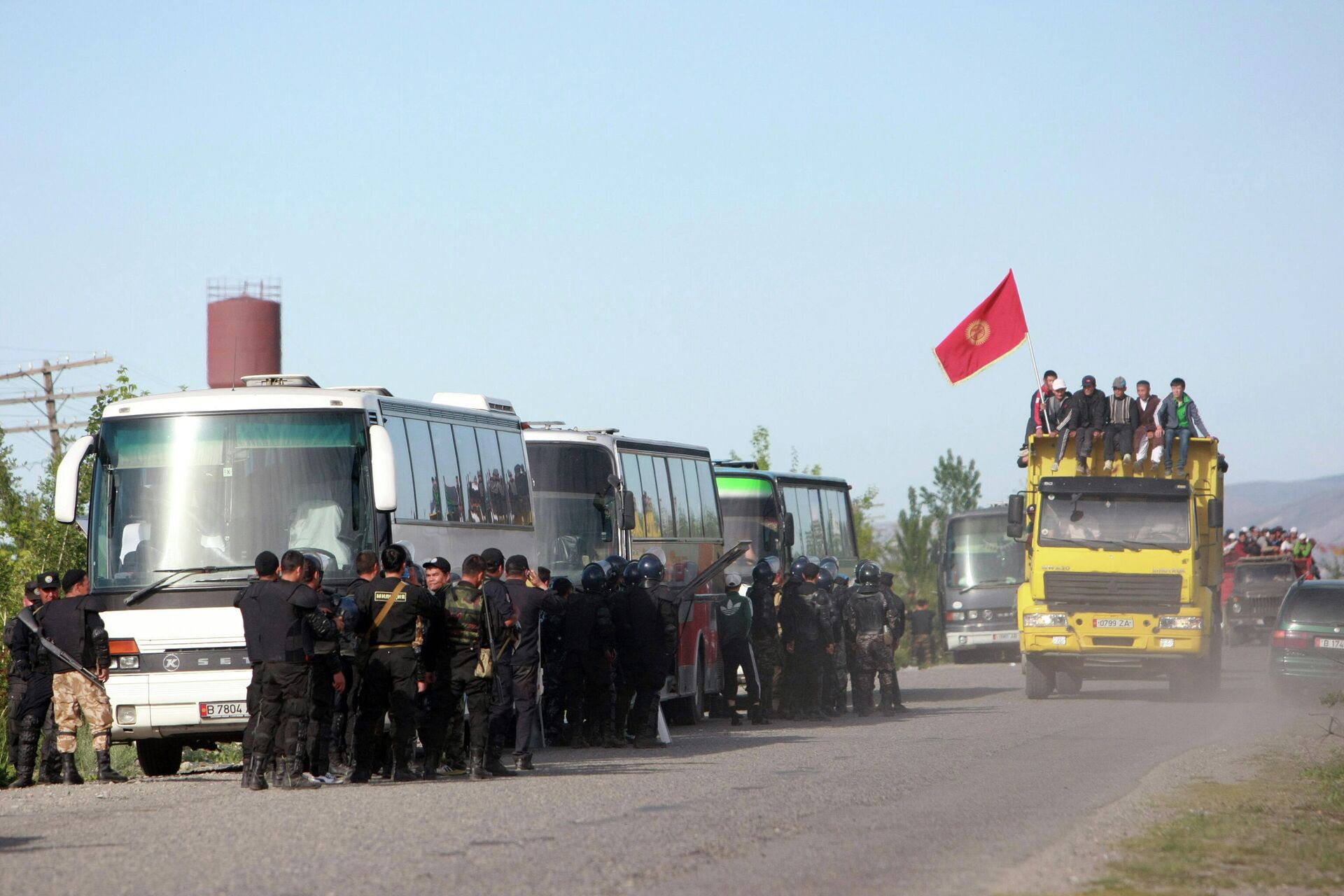 Жители сел Тамга и Борскоон в кузове самосвала и представители правоохранительных органов во время беспорядков неподалеку от рудника Кумтор - РИА Новости, 1920, 07.07.2021