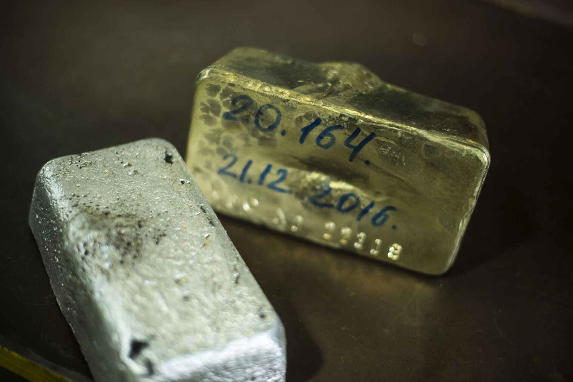 Слитки золота, добытые на высокогорном руднике Кумтор в Иссык-Кульской области Киргизии - РИА Новости, 1920, 07.07.2021