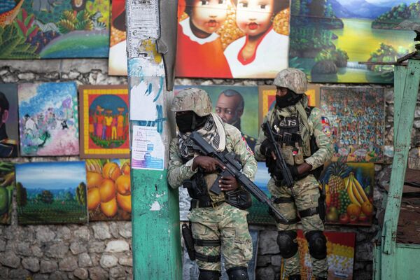 Солдаты патрулируют район Петион Вилль после нападения на резиденцию главы Гаити Жовенеля Моиза