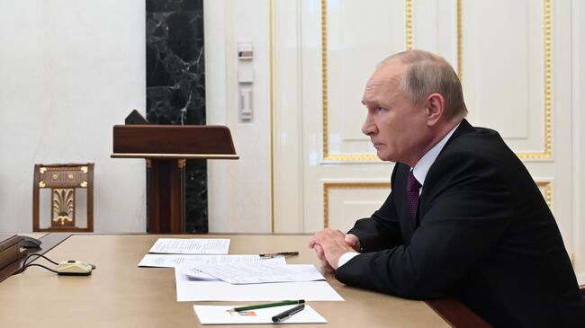 Президент РФ Владимир Путин проводит совещание с членами правительства РФ