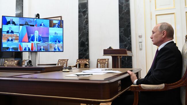 Президент РФ Владимир Путин проводит совещание с членами правительства РФ